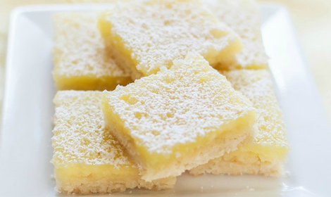 Cuadrados de masa quebrada rellenos de limón sin lactosa y sin gluten