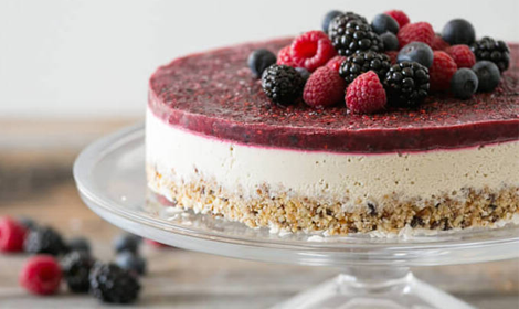 Cheesecake vegana y cruda de vainilla con frutos del bosque sin lactosa y sin gluten